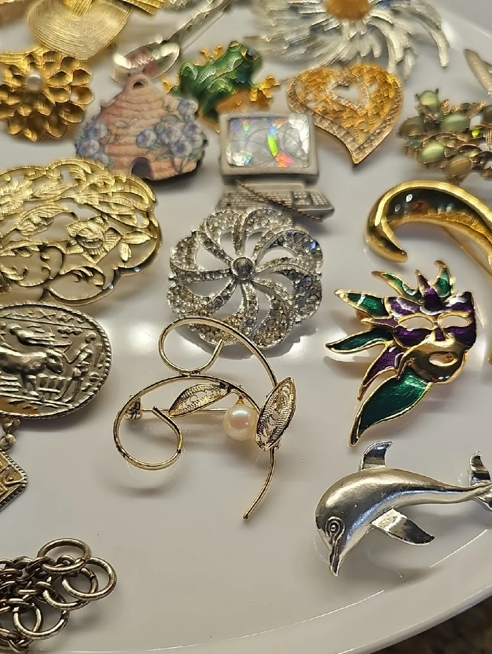 32 Pcs Women’s Brooch Lot - Mixed Brooches - Picture 3 of 8